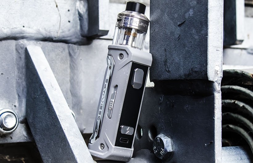 Top Krono : kit Aegis E100 Eteno par Geek Vape - Un pod pour la solo 20 Le design de l'Aegis E100 est très inspiré des premières box Aegis