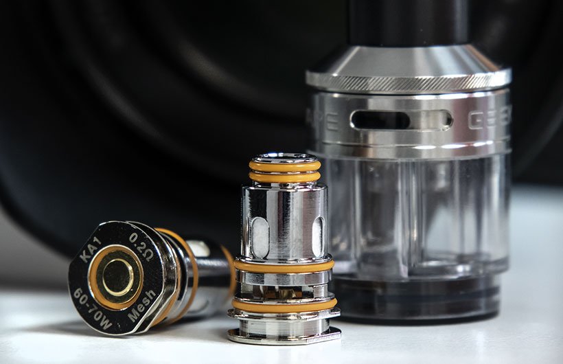 Top Krono : kit Aegis E100 Eteno par Geek Vape - Un pod pour la solo 26 Le kit Aegis E100 est livré avec les 2 résistances P Series Geek Vape