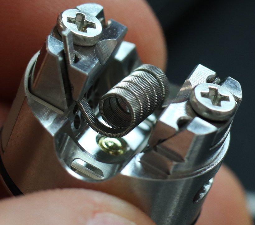 Montage de l'Atemporal RTA par Damn Vape et The Mind Flayer 34 Fixation du coil
