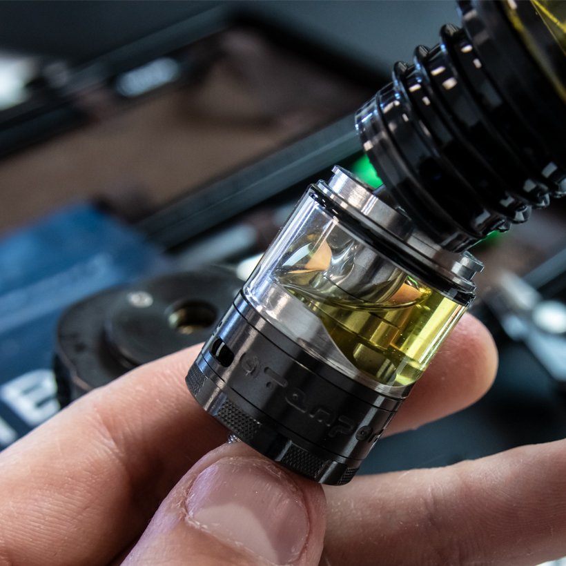 Montage de l'Atemporal RTA par Damn Vape et The Mind Flayer 42 Remplissage de l'atomiseur Atemporal RTA