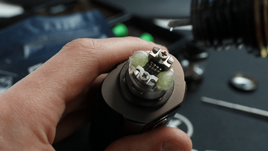 Montage de l'Atemporal RTA par Damn Vape et The Mind Flayer 40 Amorçage de la mèche avant premier test de l'atomiseur reconstructible Atemporal RTA par Damn Vape