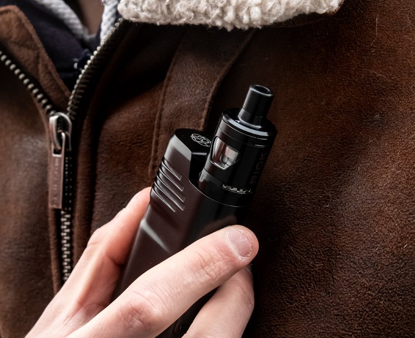 Top Krono : La Petite Box VB22 par Vaponaute 19 En main, la Petite Box de Vaponaute porte bien son nom, en dépit d'un gabarit assez classique